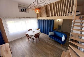 G  te  Chez Joseph et Cie  -8 mn du Puy du Fou allows 18 year olds to book a room