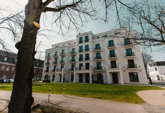 Hotel Am Schloss Aurich - Schlossresidenz allows 18 year olds to book a room