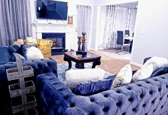 Spacious 5b/3b Home with Jetted Tub has Balcony rooms