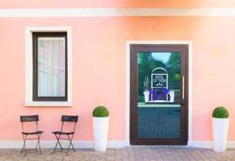 Hotel Ca  Tron allows 18 year olds to book a room