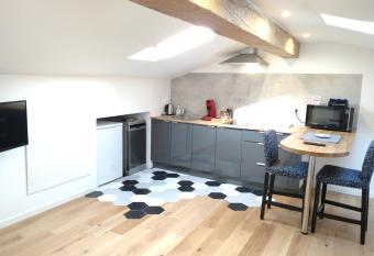 studio cocoon BORDEAUX Chartrons/ Jardin Public allows 18 year olds to book a room