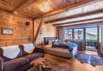 Alpenauszeit im Zirbenholz Chalet has Balcony rooms
