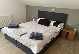 Relax house MAROKIS has rooms with a private hot tub