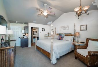 luxurious studio apartment in the heart of Swansboro   s historic waterfront #4 has Balcony rooms