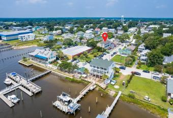 luxurious studio apartment in the heart of Swansboro   s historic waterfront #6 has Balcony rooms