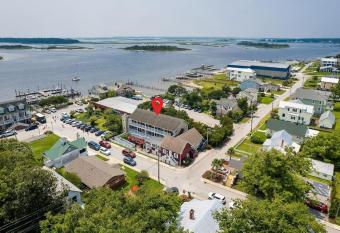 luxurious studio apartment in the heart of Swansboro   s historic waterfront #5 has Balcony rooms