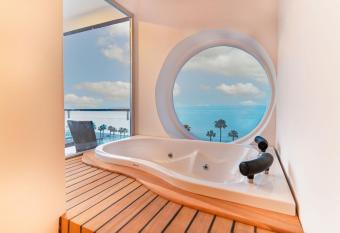 PEARLY HOTEL has rooms with a private hot tub