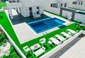 Stunning 3 bedroom Villa close to Nissi beach! allows 18 year olds to book a room