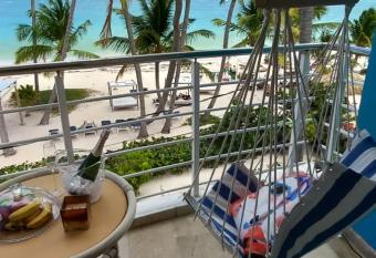 Suite just over the beach-Adults only allows 18 year olds to book a room