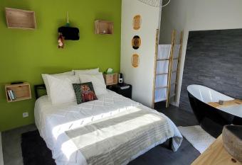 La parenth  se allows 18 year olds to book a room