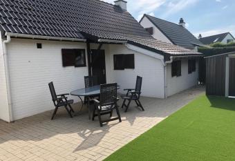 vakantiehuis nieuwendamme has Balcony rooms