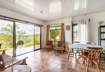 La Martinita - Cozy 2 Bedroom Cottage in San Ramon allows 18 year olds to book a room