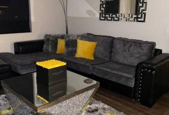 The Luxurious Doses of Roses 2 br suite next to Angels Stadium 6 mins from Disney has Balcony rooms