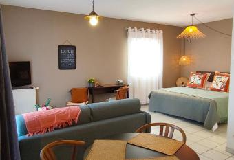 STUDIO 007 les terrasses de Californie allows 18 year olds to book a room