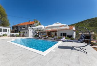 Holiday House Daisy has Balcony rooms