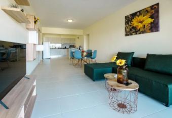 Eden Sunflower - Luxurious Apartment with Sea View has Balcony rooms