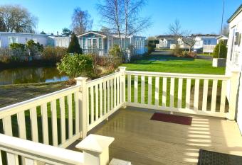 Beautiful 3 bedroom caravan on Southview Skegness has Balcony rooms