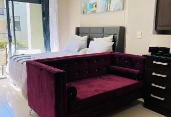 Studio Apartment has rooms with a private hot tub