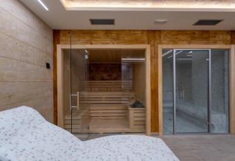 Zlatibor Apartmani Kum has rooms with a private hot tub