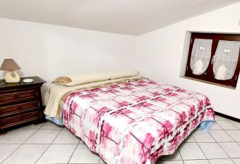 La Mansardina has rooms with a private hot tub