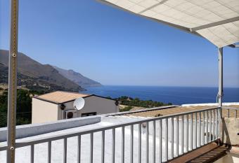 La casetta a Scopello allows 18 year olds to book a room