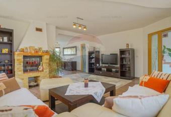 5 berooms rue du cap wifi family house has Balcony rooms