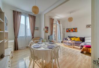 Grand Appartement 4pers    cot   du Palais Longchamp has Balcony rooms