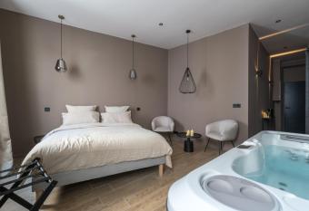La Suite Catalane (Jacuzzi Spa ClairAzur) allows 18 year olds to book a room