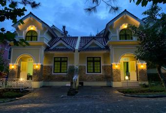 Villa Kota Bunga 2 kamar full wifi harga budget has Balcony rooms