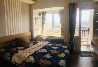 RedLiving Apartemen Margonda Residence 5 - Ens Room with Netflix and Breakfast has Balcony rooms