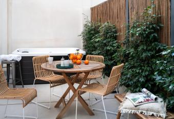 La Siller  a de Triana by Magno Apartments has rooms with a private hot tub