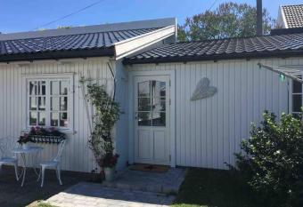 Koselig leilighet sentralt i Stavern allows 18 year olds to book a room