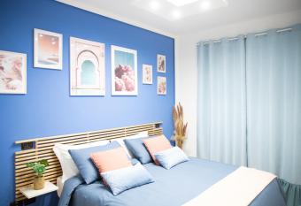 Quis   - Salerno Centro allows 18 year olds to book a room