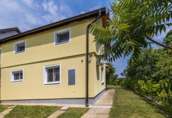 Moon   s HOME Vikendaja has Balcony rooms