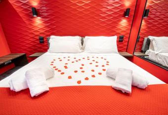 Virtus Prestige - Rooms & Apartments has rooms with a private hot tub