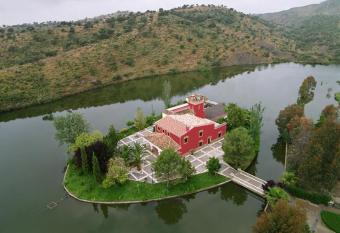 HACIENDA LA HUERTEZUELA y CASA DEL LAGO allows 18 year olds to book a room