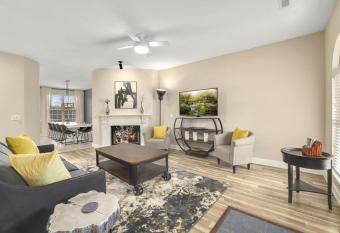 Bentonville Abode - MTB Friendly - 2 Miles from DT Bentonville has Balcony rooms