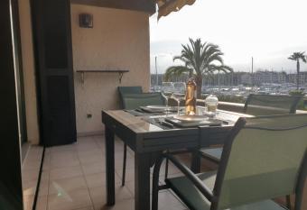 Superbe appartement vue plage de Port-Grimaud allows 18 year olds to book a room