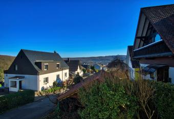 Maisonette privater Zugang Waschmaschine Parkplatz allows 18 year olds to book a room