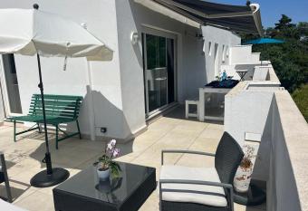 Duplex toit terrasse vue panoramique has rooms with a private hot tub