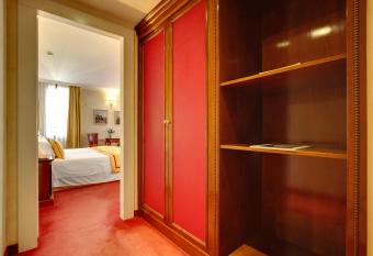 Hotel Don   Palace has rooms with a private hot tub