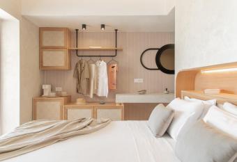 Esperanto Seafront suites has rooms with a private hot tub