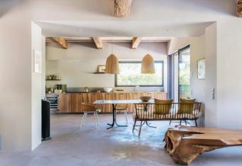 Id  alement situ   dans un quartier r  sidentiel ombrag   et proche des commerces et de la mer has Balcony rooms