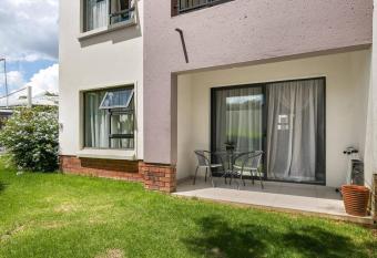 V&S Apartments - Lovely 2 bedroom in Fourways, Johannesburg has Balcony rooms
