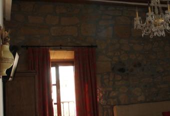 EL REAL DE SIOTA allows 18 year olds to book a room