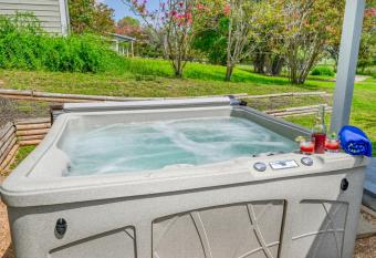 NEW! Stunning Home on Wine Trail with Hot Tub! has Balcony rooms