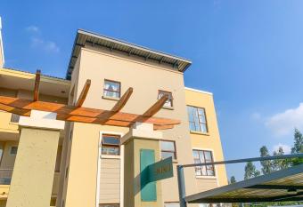 Lovely 2 bedroom apartment in Douglasdale has Balcony rooms