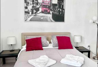 Gorgeous room with private entrance and free Parking allows 18 year olds to book a room