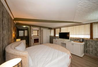 Fuat Bey Palace Hotel & Suites has rooms with a private hot tub