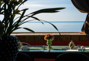 Hotel Villa Carlotta allows 18 year olds to book a room